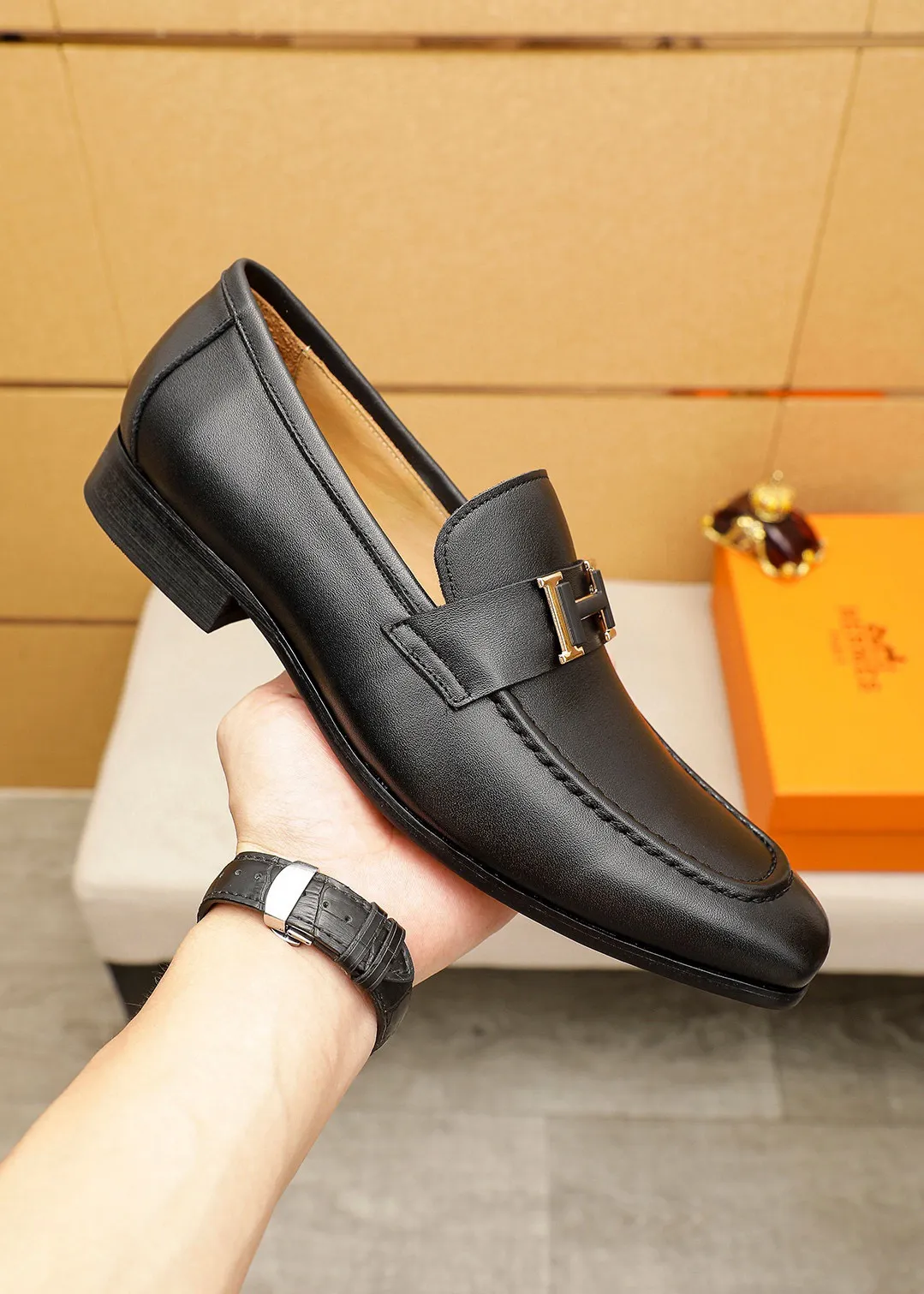 Men's shoes 💰460 💐 Product trademark: HERMES "Hermès" casual leather shoes Regular size: 38-44 (45.46🉑️customized) Product materials: Selected imported first-layer calfskin upper + luxury hardware buckle, imported water-dyed 🐂 cowhide lining. Strong three-dimensional visual effect, combined outsole Color: 2⃣️seed leather materials optional